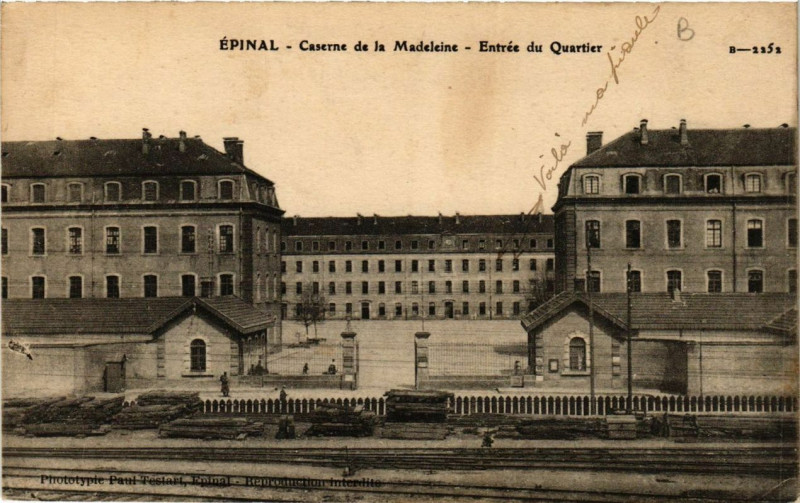 Carte postale ancienne Epinal Caserne de la Madeleine - Entrée du Quartier à Épinal