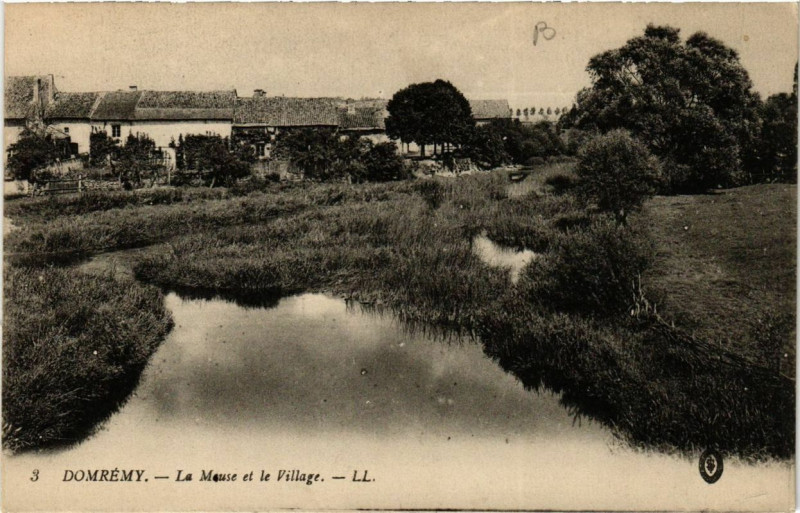 Carte postale ancienne Domremy La Meuse et le Village