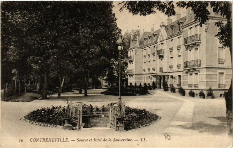 Carte postale ancienne Contrexeville Source et Hotel de la Souveraine à Contrexéville