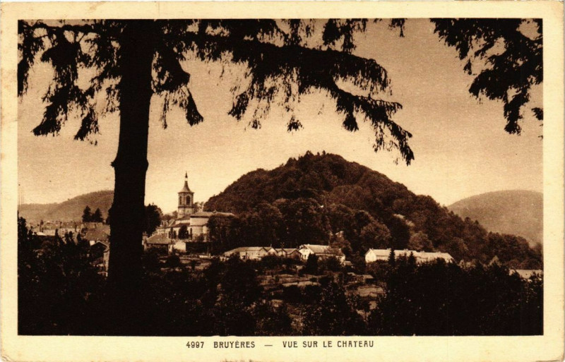 Carte postale ancienne Bruyeres Vue sur le Chateau à Bruyères