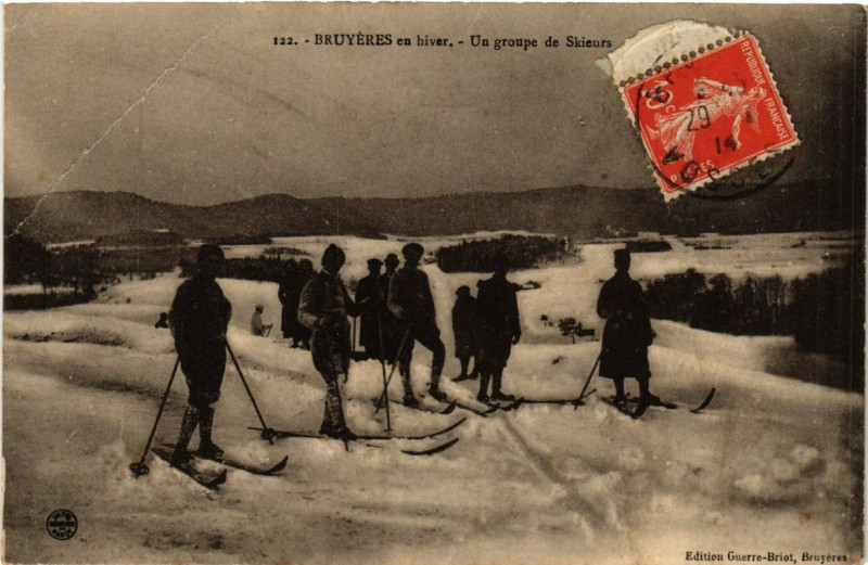 Carte postale ancienne Bruyeres en hiver - Un groupe de Skieurs à Bruyères