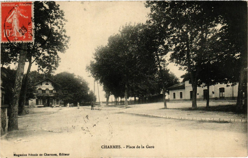 Carte postale ancienne Charmes - Place de la Gare à Charmes