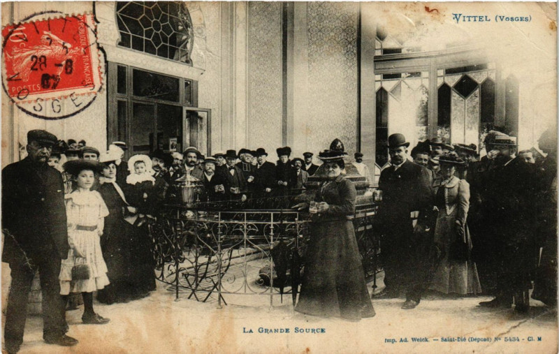Carte postale ancienne Vittel - La Grande Source à Vittel