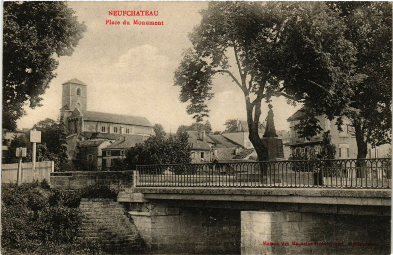 Carte postale ancienne Neufchateau - Place du Monument à Neufchâteau