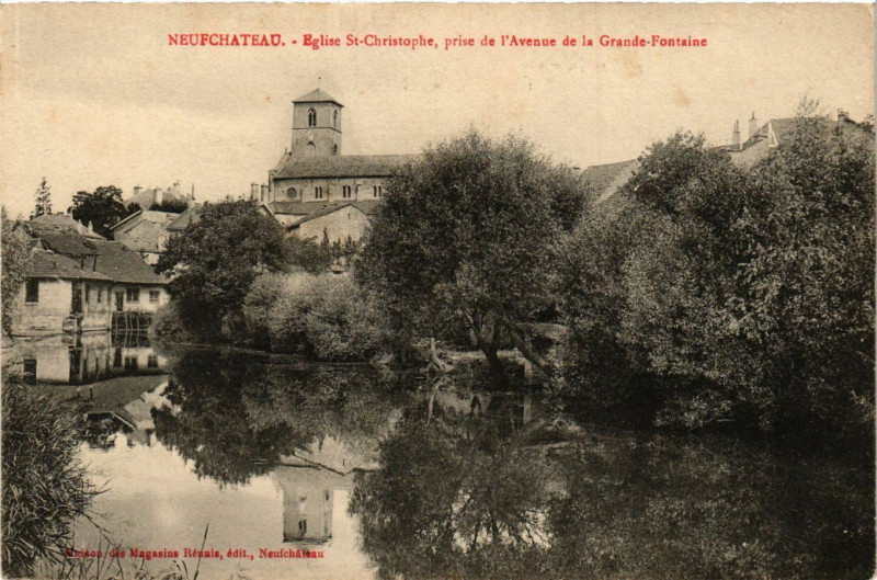 Carte postale ancienne Neufchateau - Eglise à Neufchâteau