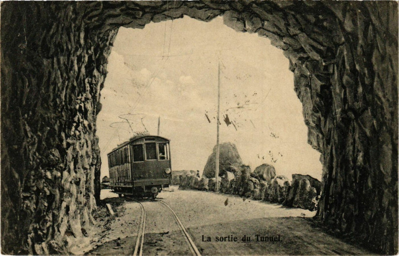Carte postale ancienne La Sortie du Tunnel