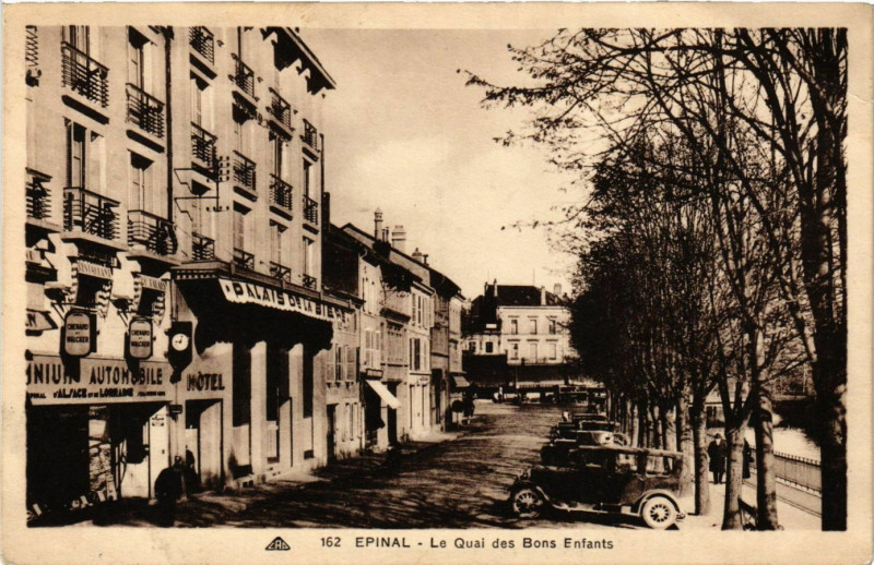 Carte postale ancienne Epinal - Le Quai des Bons Enfants à Épinal
