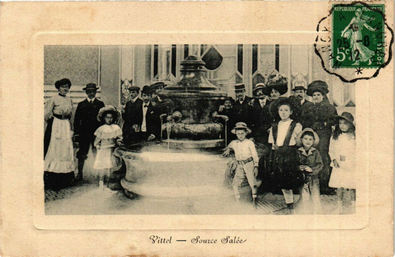 Carte postale ancienne Vittel - Source Salee à Vittel