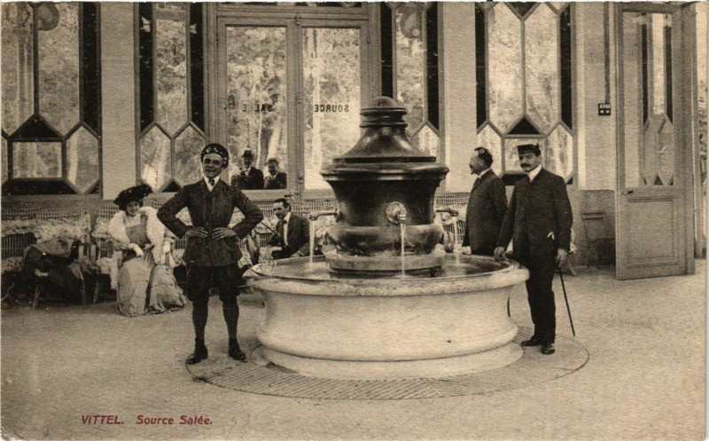 Carte postale ancienne Vittel - Source Salee à Vittel