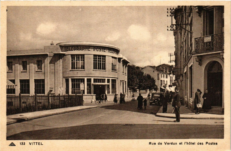 Carte postale ancienne Vittel - Rue de Verdun à Vittel