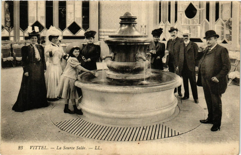 Carte postale ancienne Vittel - La Source Salee à Vittel