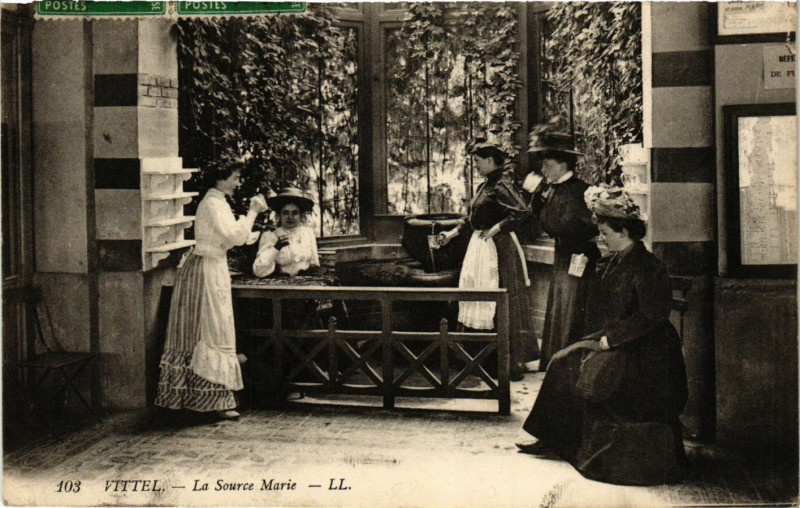 Carte postale ancienne Vittel - La Source Marie à Vittel