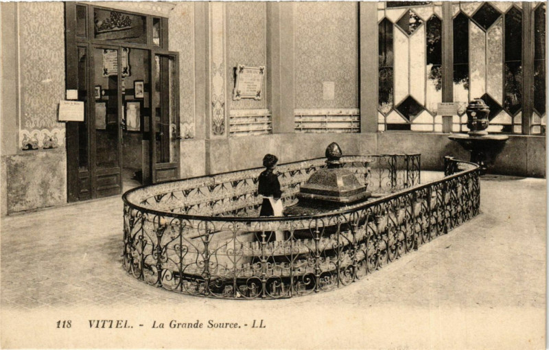 Carte postale ancienne Vittel - La Grande Source à Vittel