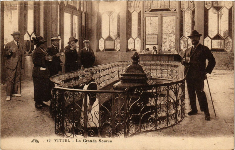 Carte postale ancienne Vittel - La Grande Source à Vittel