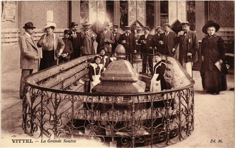 Carte postale ancienne Vittel - La Grande Source à Vittel