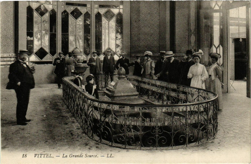 Carte postale ancienne Vittel - La Grande Source à Vittel