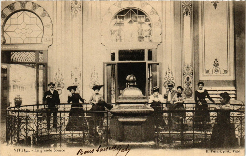 Carte postale ancienne Vittel - La Grande Source à Vittel