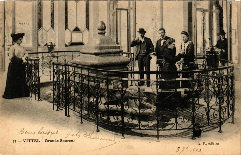 Carte postale ancienne Vittel - Grande Source à Vittel