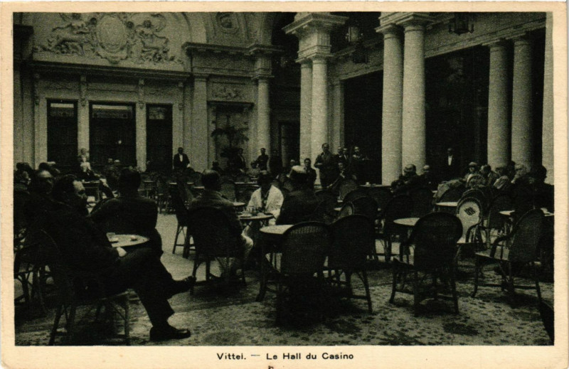 Carte postale ancienne Vittel - Le Hall du Casino à Vittel