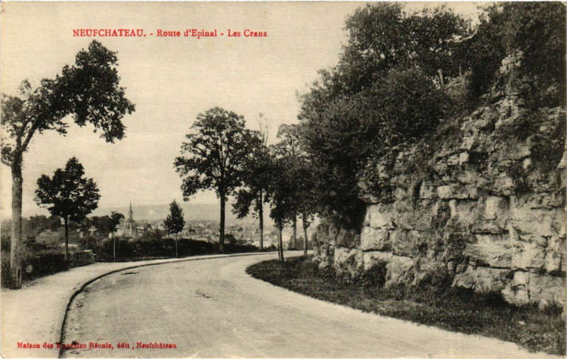 Carte postale ancienne Neufchateau - Route d'Epinal à Neufchâteau