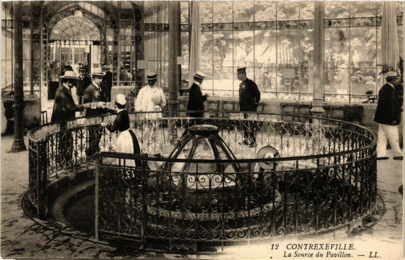 Carte postale ancienne Contrexeville - La Source du Pavillon à Contrexéville