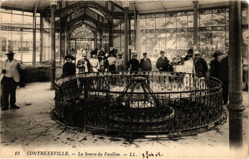 Carte postale ancienne Contrexeville - La Source du Pavillon à Contrexéville