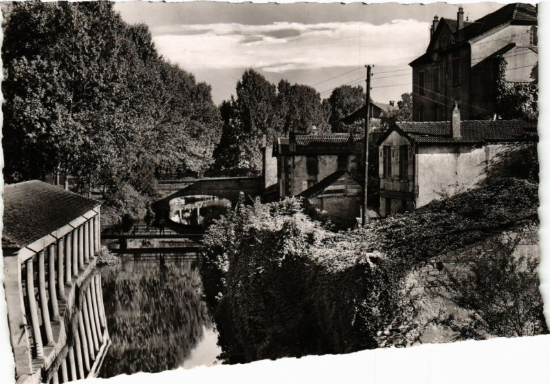 Carte postale ancienne Charmes - Le Pont de Chevres à Charmes