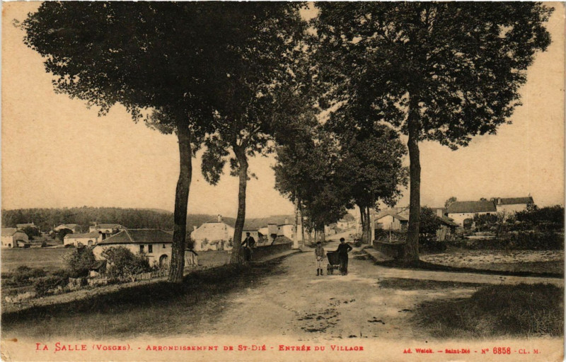 Carte postale ancienne Militaire - La Salle - Entrée du Village à La Salle