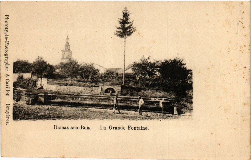 Carte postale ancienne Militaire - Damas aux Bois - La Grande Fontaine à Damas-aux-Bois