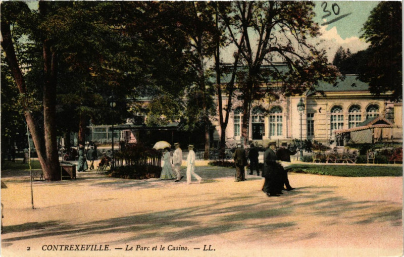 Carte postale ancienne Militaire - Contrexeville - Le Parc et le Casino à Contrexéville