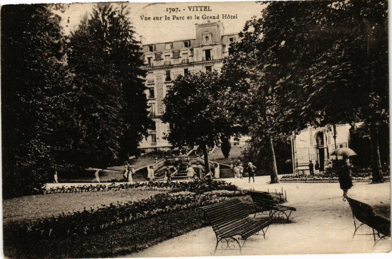 Carte postale ancienne Vittel-Vue sur le Parc et le Grand Hotel à Grand