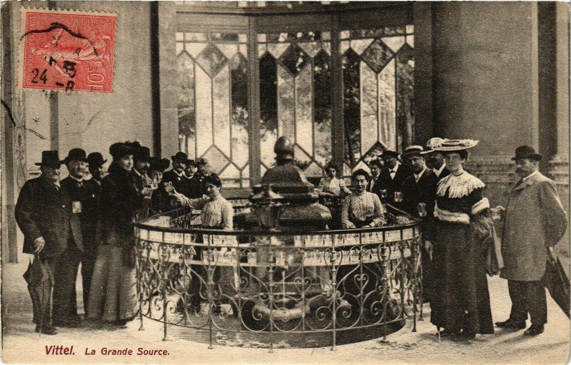 Carte postale ancienne Vittel-La Grande Source à Vittel