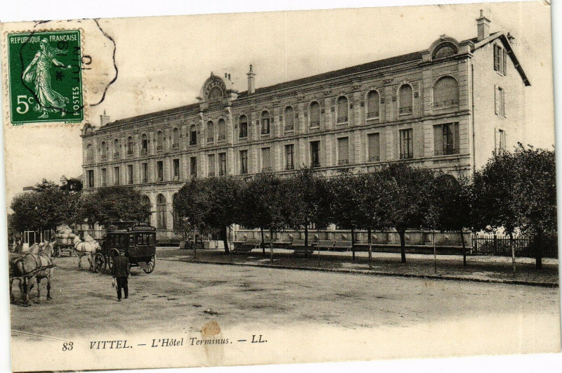 Carte postale ancienne Vittel-L'Hotel Terminus à Vittel