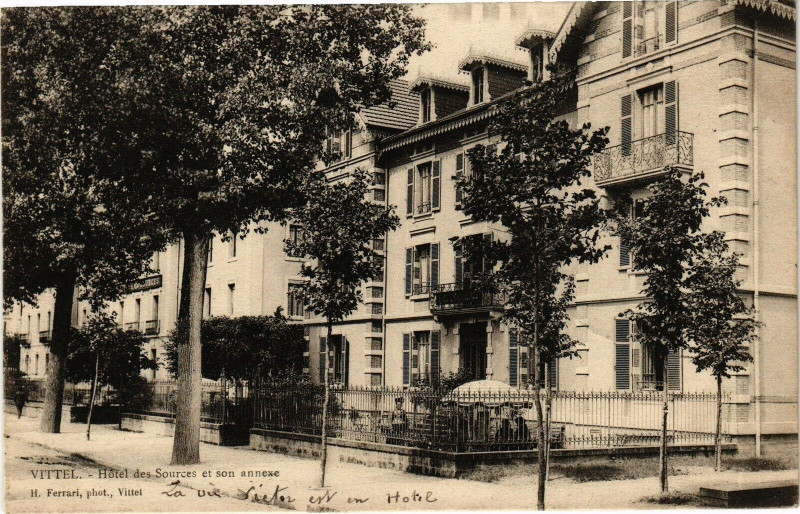 Carte postale ancienne Vittel-Hotel des Sources et son annexe à Vittel