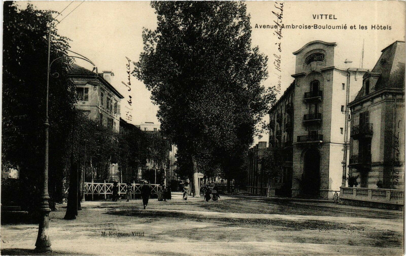 Carte postale ancienne Vittel-Avenue Ambroise Bouloumié et les Hotels à Vittel