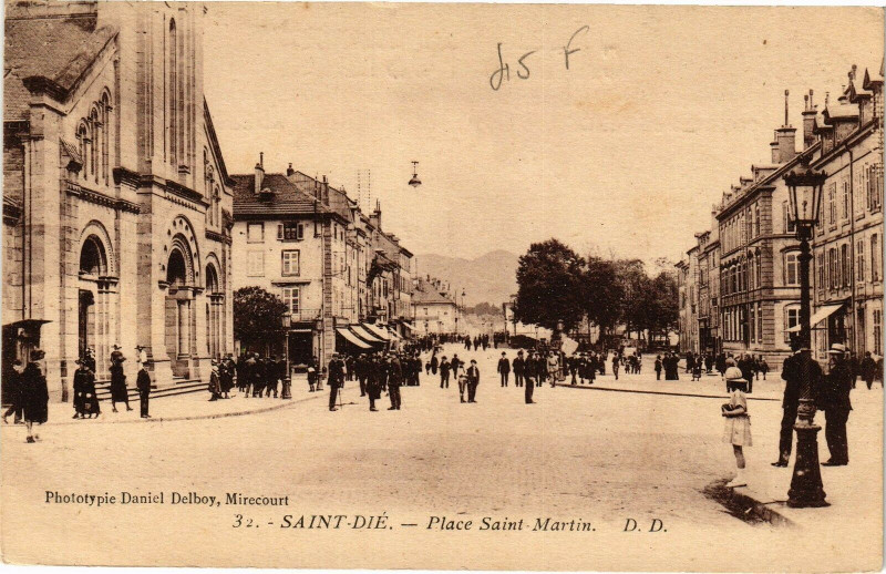 Carte postale ancienne Saint-Die-Place Saint-Martin