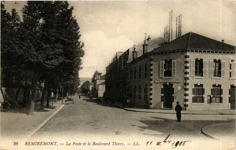 Carte postale ancienne Remiremont - La Poste et le Boulevard Thiers à Remiremont