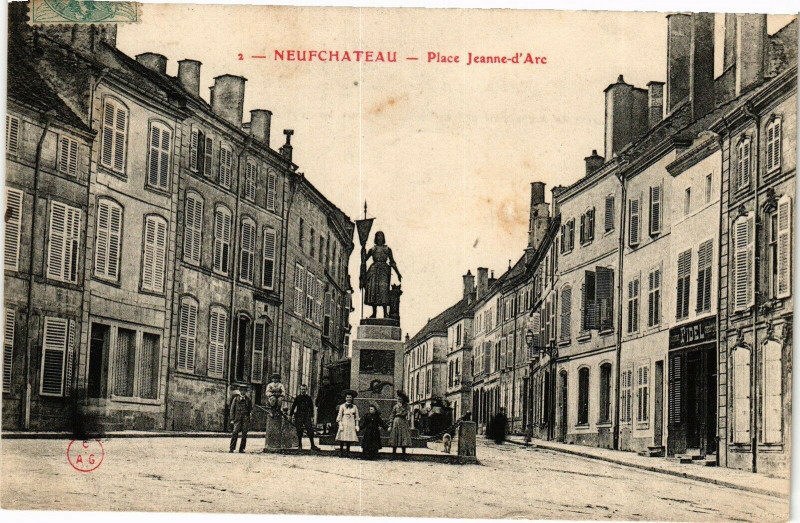 Carte postale ancienne Neufchateau - Place Jeanne d'Arc à Neufchâteau
