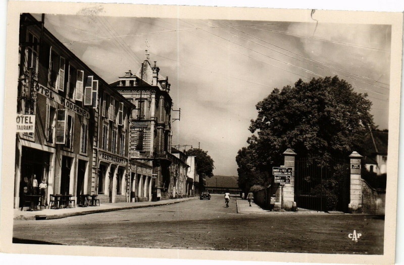 Carte postale ancienne Neufchateau - Hotel Moderne à Neufchâteau