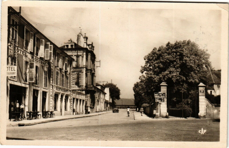 Carte postale ancienne Neufchateau - Hotel Moderne à Neufchâteau