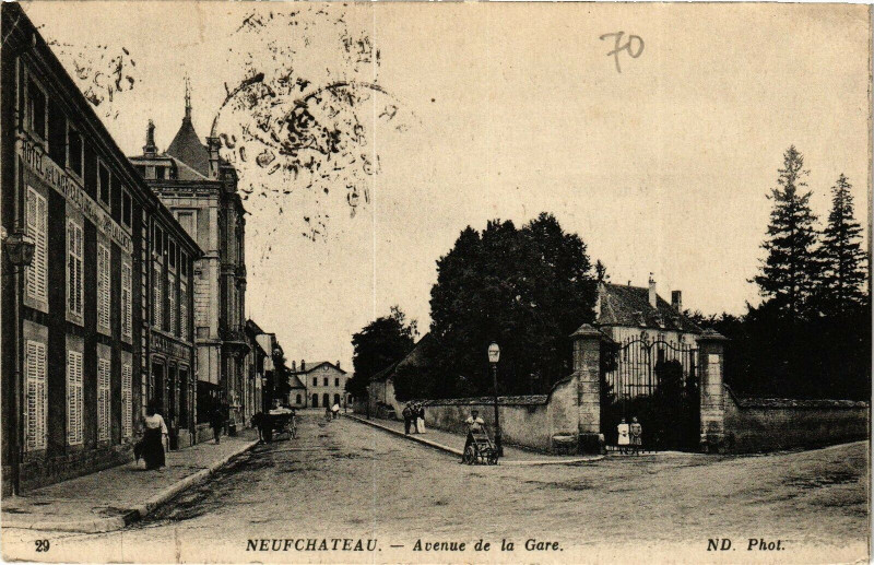 Carte postale ancienne Neufchateau - Avenue de la Gare à Neufchâteau