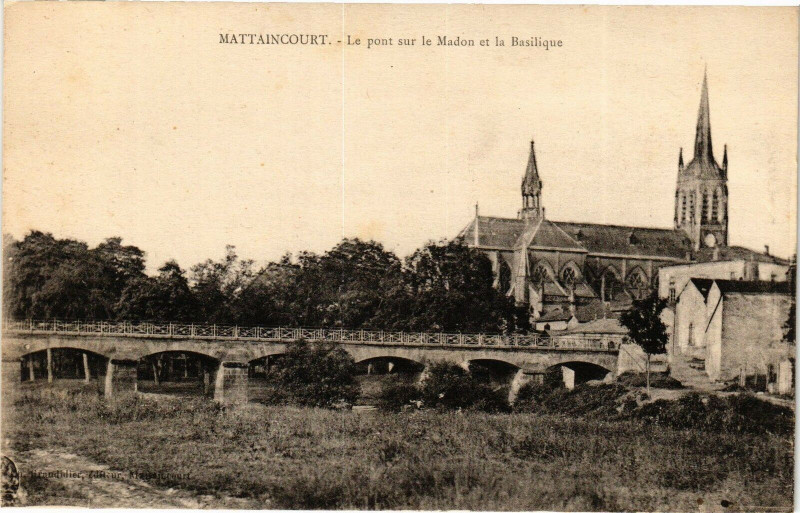 Carte postale ancienne Mattaincourt-Le pont le sur Madon et la Basilique à Mattaincourt