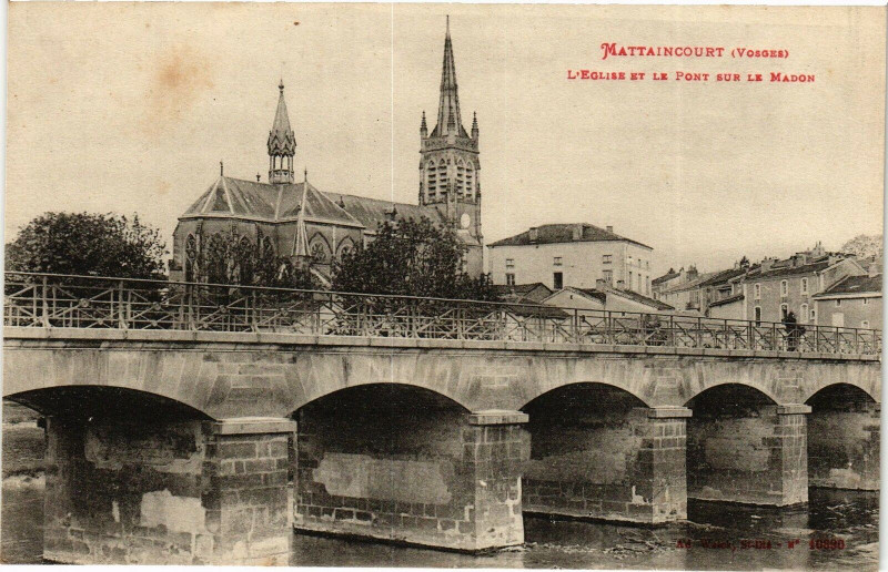 Carte postale ancienne Mattaincourt-L'Eglise et le Pont sur le Madon à Mattaincourt