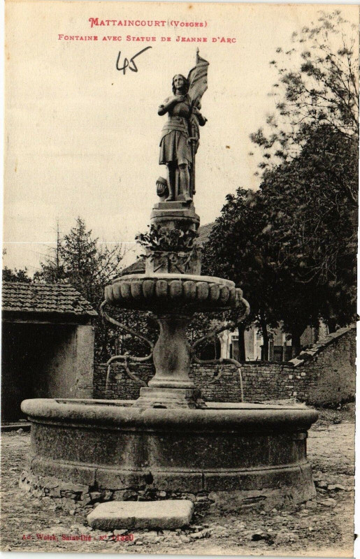 Carte postale ancienne Mattaincourt-Fontaine avec Statue de Jeanne D'Arc à Mattaincourt