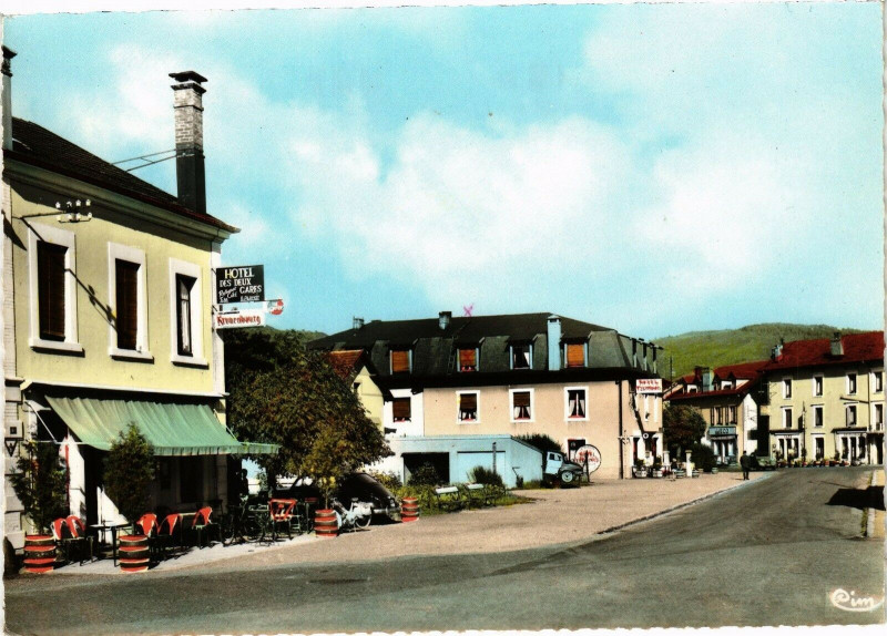Carte postale ancienne Le Thillot-Quartier de la Gare-Les Hotels au Thillot