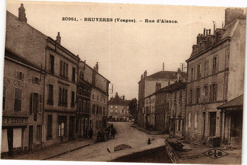 Carte postale ancienne Bruyeres-Rue d'Alsace à Bruyères