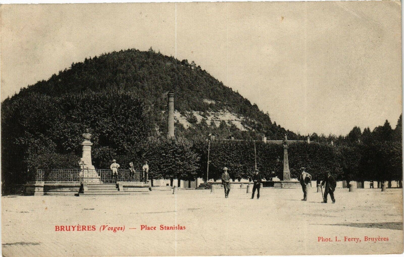 Carte postale ancienne Bruyeres-Place Stanislas à Bruyères