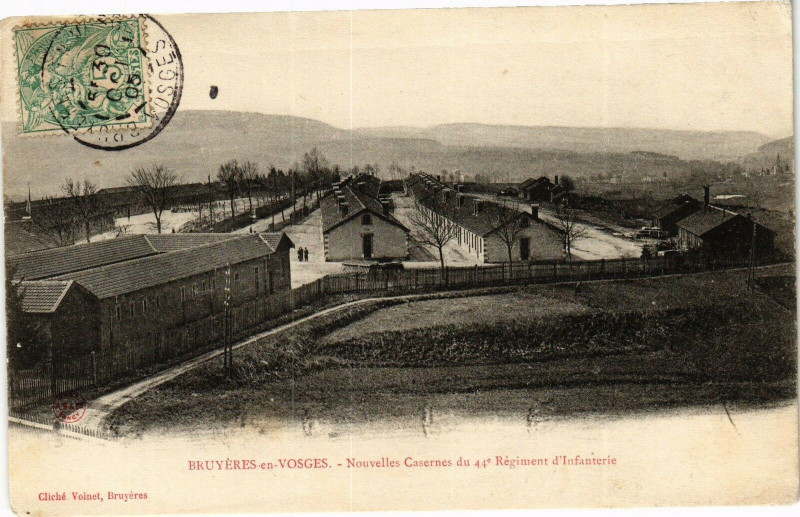Carte postale ancienne Bruyeres-en-Vosges Nouvelles Casernes du 44e Régiment d'Infanterie à Bruyères
