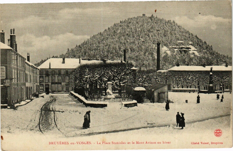 Carte postale ancienne Bruyeres-en-Vosges - La Place Stanislas et le Mont Avison en hiver à Bruyères
