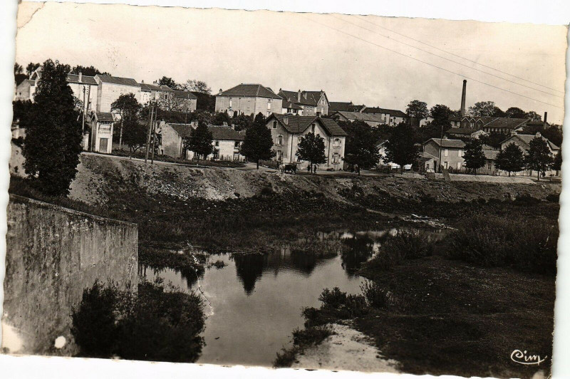 Carte postale ancienne Charmes - Le bout du Pont à Charmes